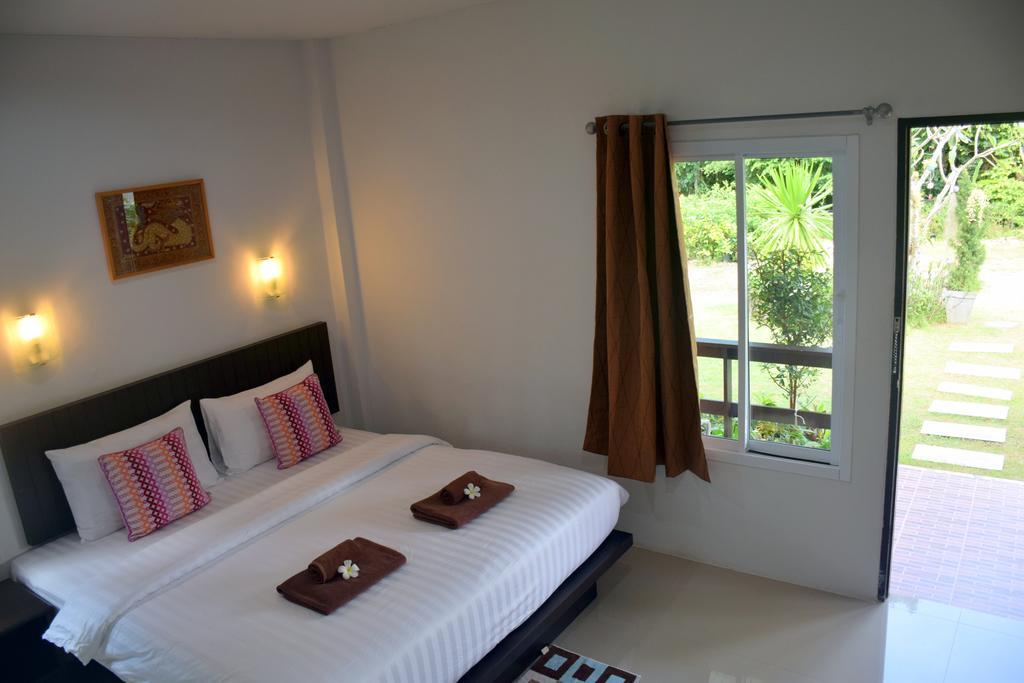 Baan Longhaad Hostel Koh Lanta Exterior photo